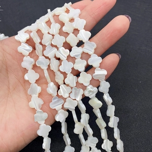 Polierte weiße Muschelperlen in Kleeblattform für DIY-Schmuck mit Perlmutteffekt