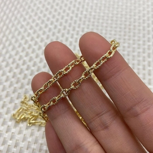 Detailopname van 4x6mm gedraaide koperen ketting met gouden afwerking voor DIY-sieraden