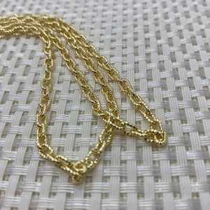 Gedetailleerde opname van een gouden gedraaide touwketting voor DIY-sieraden en kettingen