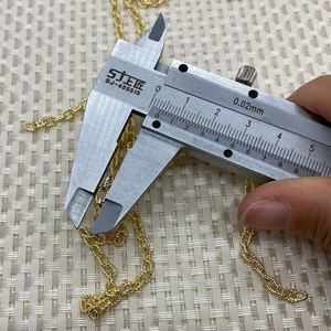 Gedetailleerde meting van de 4x6mm gouden gedraaide schakelketting met een schuifmaat