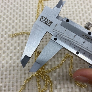 Gedetailleerde meting van een 4x6mm gouden gedraaide touwketting met een digitale schuifmaat