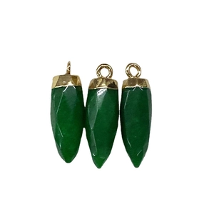 Drie groene natuursteen hangers in kogelvorm met gouden kap voor doe-het-zelf sieraden