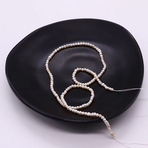 Natürliche 2-3mm Süßwasserperlen auf schwarzer Keramikschale für DIY Schmuck