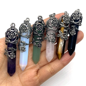 Lot de six pendentifs prismes en pierre naturelle avec ornements floraux vintage