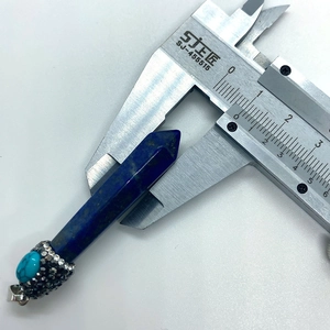 Medición de un colgante de piedra azul hexagonal con tapa plateada usando un calibrador