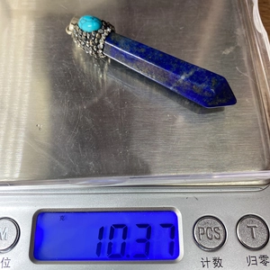 Vista detallada del colgante hexagonal de Lapislázuli en una báscula con 10,37g