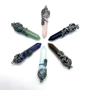 Lot de six pendentifs en cristal hexagonal avec des accents floraux en métal vintage