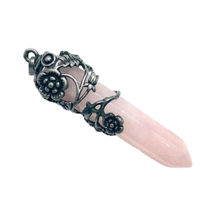 Pendentif pyramide hexagonale en quartz rose avec décor floral en métal argenté
