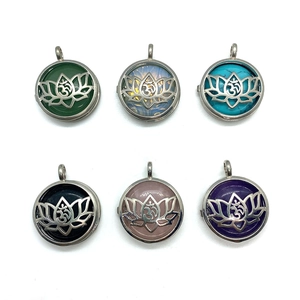 Macro-opname van 6 zilveren lotus hangers met Om-symbolen en kleurrijke edelstenen sets
