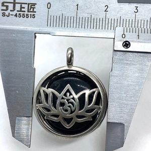 Meting van een vintage zilveren lotus hanger met Om symbool en zwarte edelsteen kraal