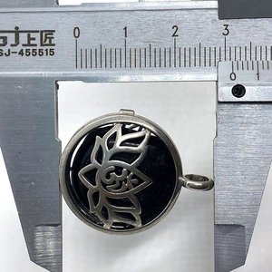 Detail van vintage lotus hanger gemeten met schuifmaat die 2,8 cm aangeeft