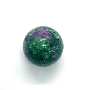 Vista detallada de una esfera de cristal de rubí zoisita de 16mm con texturas verdes y púrpuras