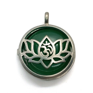 Lotus hanger van natuursteen turquoise met Om-symbool in hol zilveren montuur voor ketting