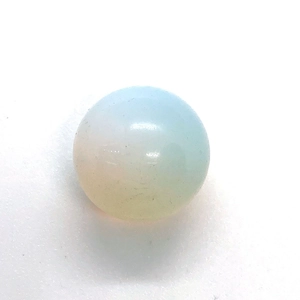 Foto macro de una cuenta redonda de 16mm de piedra natural turquesa azul con textura lisa
