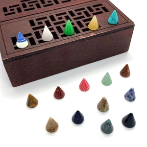 Gros plan de cabochons en pierre naturelle conique pour la création de bijoux DIY