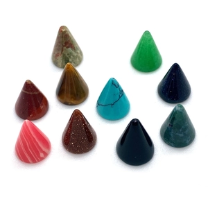 Pierres naturelles et cristaux coniques polis de couleurs variées sur fond blanc