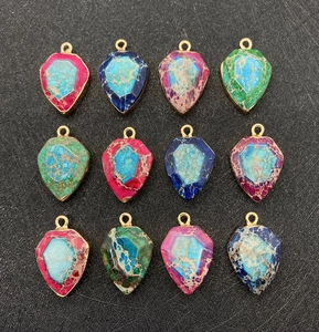 Set de 12 colgantes de piedra natural cónica con borde dorado para joyería artesanal