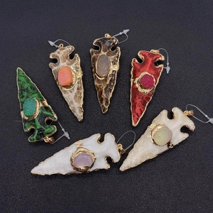Macro-detail van natuurstenen hars hangers met vergulde randen en kristallen druzy-inlay