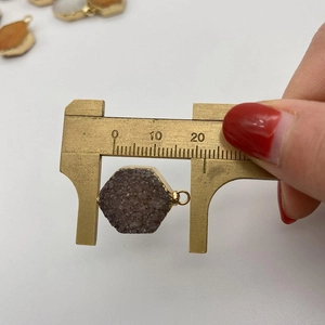 Makroaufnahme: 15 mm violetter Druzy-Anhänger mit Goldrand und Messschieber-Messung