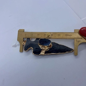 Detailmeting van de 60mm hanger met zwarte steen en blauwe kristallen cluster