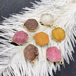 Set mit sieben sechseckigen Druzy-Natursteinanhängern mit vergoldeten Kanten