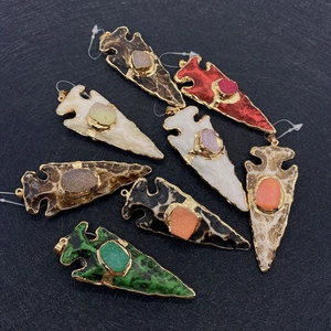 Pendentifs en pierre naturelle en forme de flèche avec bords dorés et cristaux