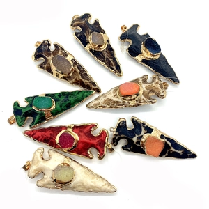 Lot de 8 pendentifs coniques en pierre naturelle avec bord doré et bélière sur fond blanc