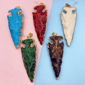 Pijlspunt hanger collectie met natuursteen textuur en vergulde randen in vijf kleuren