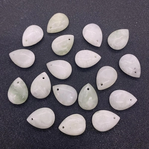 Détail de pendentifs en jade naturel en forme de goutte avec trous pré-percés pour création