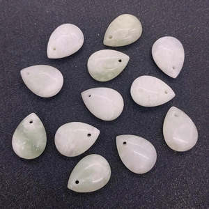 Détail de 12 pendentifs en jade naturel en forme de goutte avec trous pré-percés