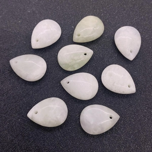 Détail de pendentifs en jade naturel en forme de goutte avec surface lisse et trou pré-percé