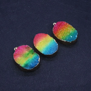Pendentifs ovales en cristal druzy naturel arc-en-ciel avec bordure dorée et bélière
