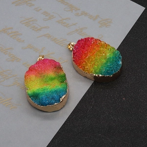 Pendentif en cristal druzy arc-en-ciel ovale avec bordure dorée et bélière, lot de 2