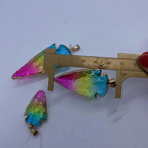 Mesure détaillée du pendentif cristal arc-en-ciel en forme de flèche avec bordure dorée