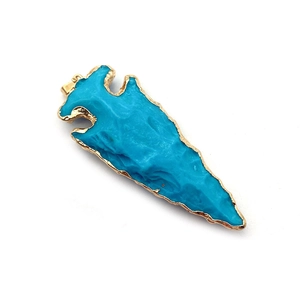 Colgante de resina en forma de flecha con borde dorado y textura turquesa en blanco