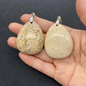 Gros plan détaillé de pendentifs en pierre naturelle en forme de goutte aux motifs uniques