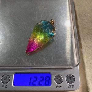 Pendentif pointe de flèche en cristal de pierre naturelle arc-en-ciel pesant 12,28 g