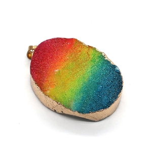 Pendentif en cristal druzy ovale irisé avec bordure dorée sur fond blanc pur