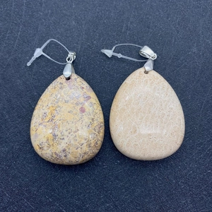 Vue détaillée des pendentifs en pierre naturelle en forme de goutte avec attaches en métal