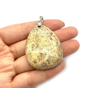 Vue détaillée du pendentif en pierre naturelle marron en forme de goutte avec bélière argent