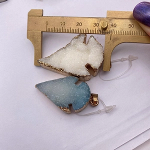 Macro de colgantes de flecha de piedra druzy con baño de oro y escala de medición