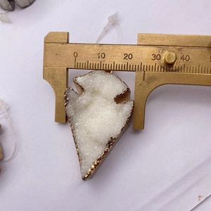 Medida detallada del ancho del colgante de cristal blanco con un calibre de vernier de latón