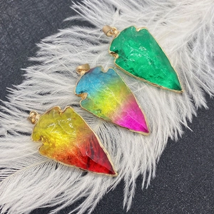 Pendentifs en pierre naturelle en forme de pointe de flèche avec bordure dorée sur plume