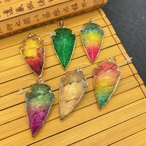 Pendentifs en pierre naturelle en forme de flèche avec bordure en métal sur bambou