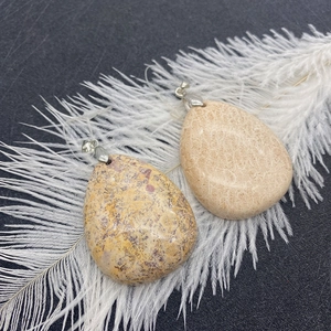 Pendentifs gouttes en pierre naturelle marron et beige avec fermoirs en métal argenté