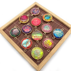 Set van twaalf kleurrijke ronde keizersteen hangers met goudkleurige legering randen