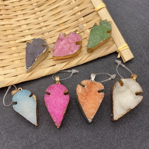 Colgantes de cristal con forma de flecha y bordes dorados galvanizados en siete colores