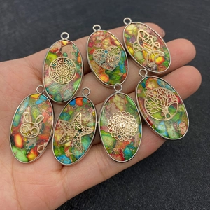 Série de pendentifs en pierre naturelle ovale avec motifs dorés et bords en métal argenté