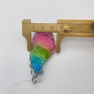 Macro detail van handgewikkelde kleurrijke kristallen hanger met 28mm schaalverdeling