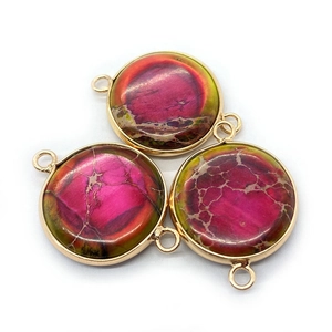 Vue détaillée de trois connecteurs circulaires en pierre impériale avec bords dorés pour bijoux